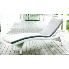 Wellenförmige Relaxliege aus Polyrattan
